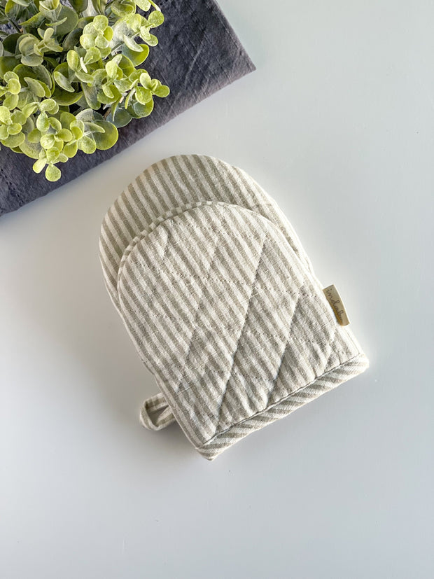 https://shopurbannest.ca/cdn/shop/files/upclose-taupe-striped-oven-mitt_620x.jpg?v=1693237148